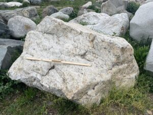 Валун гранит светло-серый 17 тонн