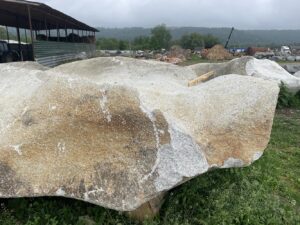 Валун гранит светло-серый 17 тонн