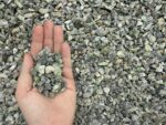 Зелёная крошка из змеевика фракции 5–10 мм крупным планом в руке